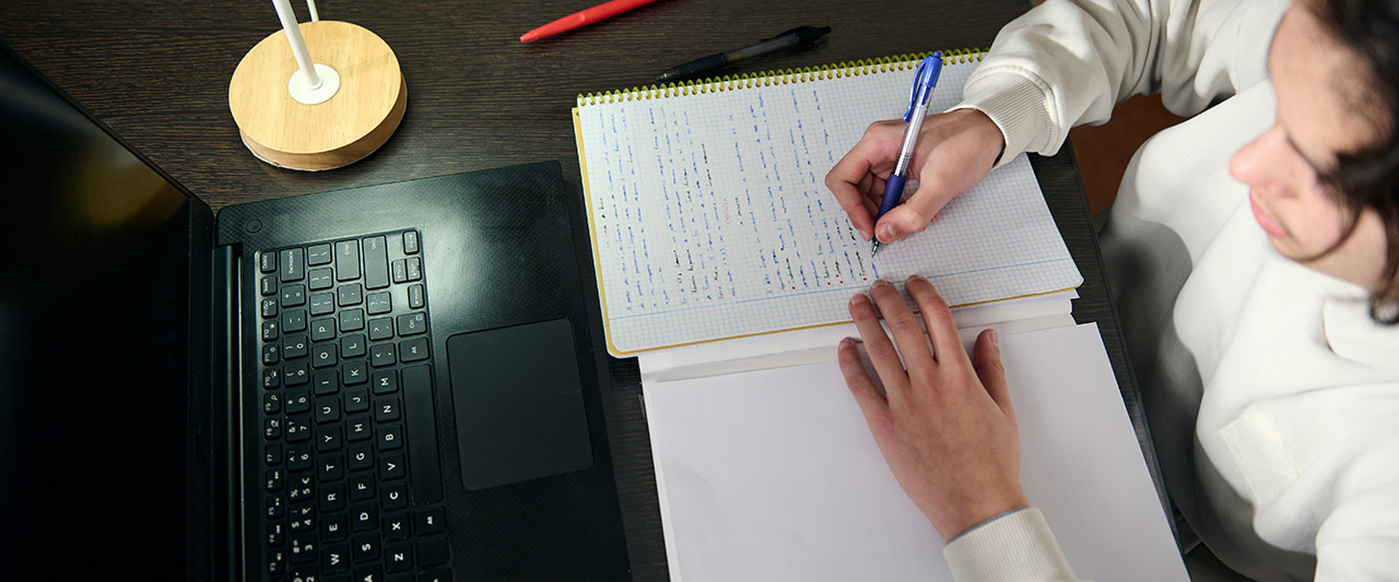 A student learning online